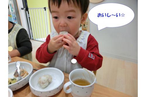 <span style='color:#82ff05;'>自分で作った</span>おにぎりということもあり<br>あっという間に<span style='color:#ff2391;'>ぺろっと</span>完食<span style='color:#ffaf60;'></span><br>「<span style='color:#ffaa56;'>おかわり～</span>」という声も<br>たくさん聞こえてきましたよ<span style='color:#ffff00;'>☆</span><br><br>おにぎり作りがとても楽しかったようで<br>みんな<span style='color:#ff5151;'>大満足な様子</span><span style='color:#bc7aff;'>！！</span><br>ご家庭でも、おにぎり作り<br>是非挑戦してみてくださいね<span style='color:#b7ff70;'>♪</span><br><br><span style='color:#ba75ff;'>来月の食育</span>は何をするのかな～<span style='color:#7abcff;'>？</span><br>お楽しみに<span style='color:#ff28ff;'>♡</span><br><br>次回のブログもお楽しみに<span style='color:#ffff00;'>☆</span>
