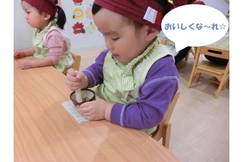 すりこぎ棒で<span style='color:#ff962d;'>クルクルクル</span><span style='color:#ffff00;'>♪</span>