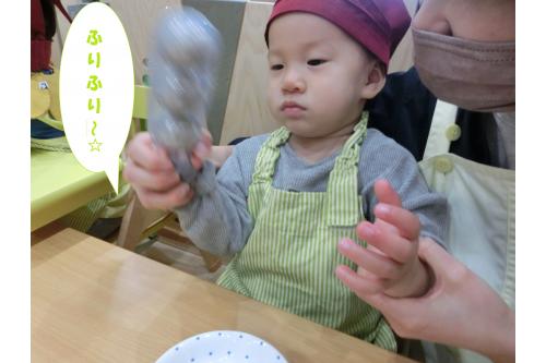<span style='color:#ffff00;'>ひよこチーム</span>さんは、<br><span style='color:#70b7ff;'>ふりふりおにぎり</span>を使って<br>おにぎり作りをしましたよ<span style='color:#7575ff;'>♪</span><br><br><span style='color:#ff962d;'>一生懸命</span>フリフリして<br>おにぎりを作るひよこチームさんでしたが<br>食べたくて<span style='color:#75ffba;'>何度</span>も<span style='color:#75baff;'>おにぎり</span>に手が伸びていました<span style='color:#ff7070;'>（笑）</span>