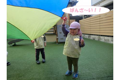 <span style='color:#7f00ff;'>ばんざーい！</span>と持ち上げたり<br><span style='color:#00ff00;'>下におろして</span>みたり…<br><br><span style='color:#007fff;'>先生の言葉に合わせて</span><br>上手に遊ぶことができましたよ<span style='color:#ff00ff;'>♪</span>