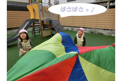 <span style='color:#ff007f;'>ばさばさ</span>っと振ってみると<br><span style='color:#ff7f00;'>手が離れて</span>しまったりと<br>いうこともありましたが<br><span style='color:#00ff00;'>「もう一回！」</span>と何度も<br>チャレンジしていましたよ<span style='color:#ffff00;'>★</span>