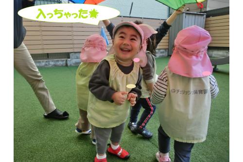 最後はみんなで<br><span style='color:#00ff00;'>パラバルーン</span>の中へ…<br><br><span style='color:#ff007f;'>入っちゃった～</span>と言いながらも<br>みんな<span style='color:#007fff;'>とってもたのしそう</span>でしたよ<span style='color:#00ffff;'>♪</span><br>また、次回のブログもお楽しみに<span style='color:#ffff00;'>★</span>
