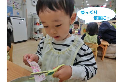 はさみのお約束である<br><span style='color:#7f00ff;'>・人に刃先を向けない</span><br><span style='color:#ff7f00;'>・刃を触らない</span><br>をもう一度みんなで確認し<br>はさみで折り紙を切る<br>製作をスタート<span style='color:#00ffff;'>♪</span><br>ゆっくりしたら危なくない！<br>とみんな<span style='color:#0000ff;'>動きもスロー</span>になっていました。<br>