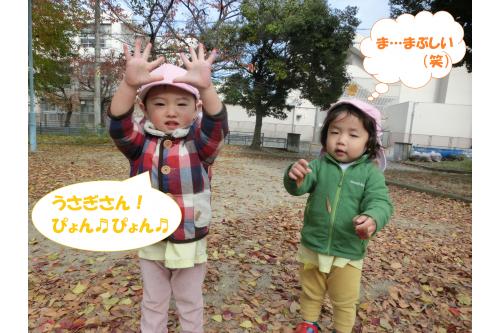 <span style='color:#ff7aff;'>子どもたち</span>は<span style='color:#ffbc7a;'>落ち葉</span>を<span style='color:#7affbc;'>集めて</span>みたり、<br>踏むと<span style='color:#7affff;'>ふわっ</span>となる感触や<span style='color:#bc7aff;'>カサカサ</span>と<br>音が鳴ることに<span style='color:#7a7aff;'>興味津々</span><span style='color:#ff7a7a;'>！！</span>