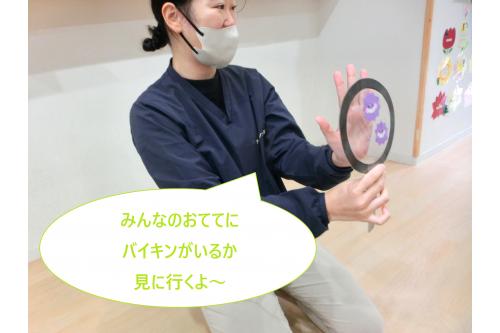 「みんなはどんな時に、<span style='color:#00ffff;'>手洗い</span>してるかな?」<br>の看護師からの問いかけに<br><br><span style='color:#ff7f00;'>「おやつを食べる前!」</span><br><span style='color:#ff00ff;'>「お外で遊んだ後!」</span><br><span style='color:#007fff;'>「トイレの後」</span><br>と答えてくれた子どもたち!<br><br>手洗いは、手に着いた<span style='color:#7f00ff;'>ばい菌</span>を<br>体の中に入れないためにするんだよ<br>というお話を真剣に聞いていました^_^<br>