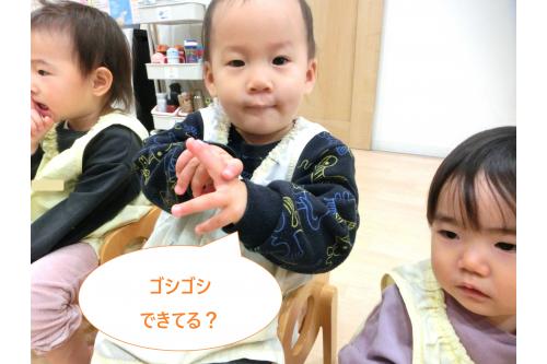 いつもは、洗うのが難しい場所も<br><span style='color:#ff7f00;'>歌</span>に合わせて<br>ゴシゴシ<span style='color:#00ffff;'>手洗い</span>できていましたよ<span style='color:#ff00ff;'>♪</span>