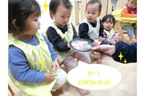 <span style='color:#7f00ff;'>ばい菌</span>やっつけられたかな?と<br>みんなの手を虫眼鏡で見に行くと…<br><br><span style='color:#ff7f00;'>ピカピカに~★</span>