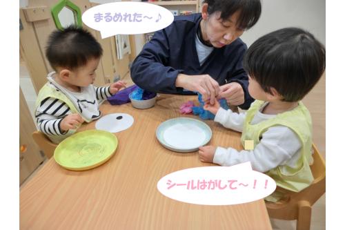 まずはみんなで<span style='color:#ff7abc;'>お花紙</span>をクシャっと<br><span style='color:#7affff;'>丸めて</span>いきます<span style='color:#7fff00;'>!!<br></span><span style='color:#bc7aff;'>お花紙の色</span>は<span style='color:#42ffa0;'>自分</span>で選んだんですよ<span style='color:#7abcff;'>(^^♪</span>