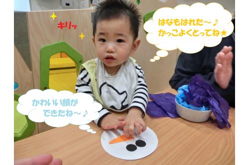製作をしながらも、<span style='color:#00ffff;'>お友だちの様子</span>が気になったり<br><span style='color:#bc7aff;'>貼った目</span>をはがして「やっぱりここにしようかな?」と<br><span style='color:#7abcff;'>貼りなおす</span>様子も見れました<span style='color:#ffbc7a;'>(^^♪</span>
