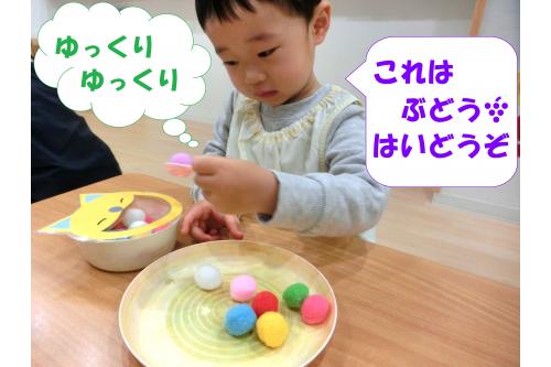 <span style='color:#2dff2d;'>慣れてきた頃</span>には<br>色を見ながら<span style='color:#2893ff;'>食べ物をイメージ♪</span><br><br>それぞれに<span style='color:#ff2391;'>スプーンを使った遊び</span>を<br>楽しむ<span style='color:#ff3399;'>子ども達でした(^^)(^^)/</span>