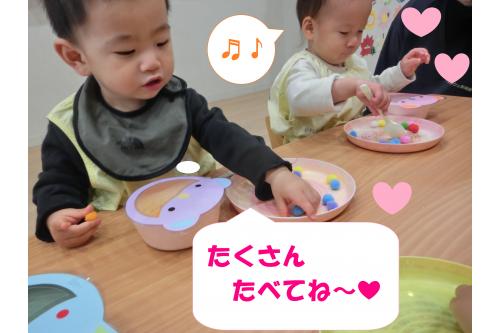 最後は<span style='color:#ff28ff;'>スプーンを使って</span>遊ぼう!<br><br>0歳クラスは<span style='color:#2828ff;'>個人差</span>も大きく、<br><span style='color:#ff9123;'>まだまだ発展途上(^_-)-☆</span><br><br>小さな<span style='color:#ff28ff;'>ポ</span><span style='color:#2893ff;'>ン</span><span style='color:#2dff96;'>ポ</span><span style='color:#ff962d;'>ン</span>を<br>一生懸命つまみながら<br><span style='color:#9123ff;'>くまさん</span>の口に運ぶ姿もありました<span style='color:#ff2828;'>♡</span>