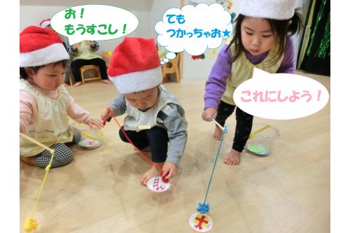 ゲーム遊びは「<span style='color:#00ff7f;'>クリスマス</span><span style='color:#007fff;'>釣り</span><span style='color:#00ff7f;'>ゲーム</span>」をしました<span style='color:#ff007f;'>！</span><br><span style='color:#7affbc;'>クリスマス</span>にちなんだ<span style='color:#7a7aff;'>イラストのカード</span>を<br><span style='color:#7affbc;'>釣り竿</span>や<span style='color:#ff7a7a;'>手</span>を使ってたくさん集めることに挑戦<span style='color:#ffbc7a;'>！</span>