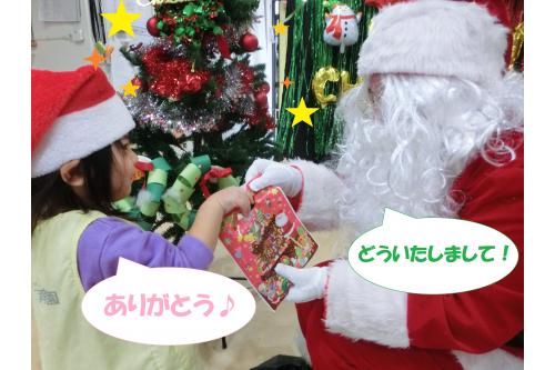 <span style='color:#ff7a7a;'>サンタさん</span>に<span style='color:#ffbc7a;'>プレゼント</span>ももらい<br>とっても仲良くなりました<span style='color:#ff7abc;'>♪</span><br><br><span style='color:#00ff00;'>クリスマス会</span>が終わった後も<br>「サンタさんかえっちゃったね」「おおきかったね」<br>などたくさんお話を聞くことができ、<br><span style='color:#00ff00;'>クリスマス会</span>を楽しめた様子が見られました<span style='color:#ff7abc;'>!(^^)!</span><br><br>そして…<br><span style='color:#7a7aff;'>今年最後</span>の<span style='color:#7abcff;'>ブログ</span>となりました<span style='color:#ff0000;'>！</span><br>いつも<span style='color:#ff00ff;'>チェリッシュ保育園</span>のブログを<br>ご覧いただきありがとうございます<span style='color:#7abcff;'>(^^♪</span><br>来年も引き続き、子どもたちの<span style='color:#7aff7a;'>元気いっぱいな姿</span>を<br><span style='color:#bc7aff;'>たくさん</span>お届けしたいと思いますので<br>どうぞ、よろしくお願いいたします<span style='color:#ff00ff;'>♡</span><br><br>次回の<span style='color:#ff7f00;'>ブログ</span>もお楽しみに<span style='color:#ffff00;'>★</span>