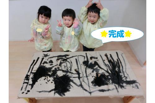 <span style='color:#ff7f00;'>「もっと描きたい！」</span>の<br>リクエストにお応えして大きな紙も用意！<br><br>みんなで<span style='color:#ff007f;'>こんな大作</span>を<br>描き上げました<span style='color:#ffff00;'>★</span><br><span style='color:#007fff;'>「じゃーん！みてみて！」</span>と<br>ポーズもばっちりです<span style='color:#00ff00;'>(^^♪</span>