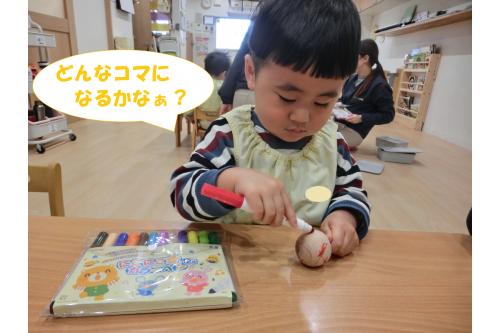 次に挑戦したのは<br><span style='color:#7f00ff;'>「コマ遊び」</span><br>まず無地のコマに<span style='color:#ff7f00;'>ペン</span>でかわいく<br><span style='color:#ff007f;'>模様付け♪</span><br><span style='color:#007fff;'>「回したらどうなるんだろう？」</span>と<br>途中で回しながら確認していました<span style='color:#ffff00;'>★</span>