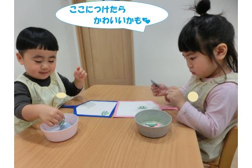 最後はかわいく飾り付けて作った<br><span style='color:#ff007f;'>「羽子板」</span><br>1月の製作でも作ったので<br>飾ってあるのをみながら<br><span style='color:#007fff;'>「いっしょやなぁ」</span>と<br>教えてくれました<span style='color:#ffff00;'>★</span><br><span style='color:#ff00ff;'>梅の花</span>や<span style='color:#7f00ff;'>富士山</span>の配置にもこだわり<br><span style='color:#ff007f;'>「めっちゃかわいい羽子板」</span>の完成！<br>