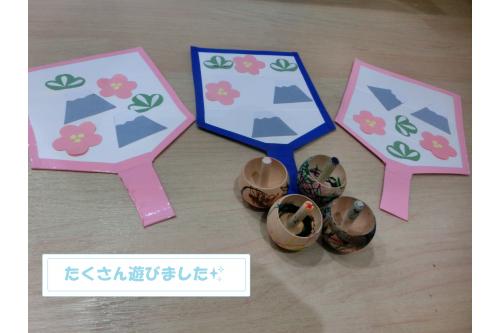 今回作った羽子板とコマはこちら<br><span style='color:#7f00ff;'>「まだまだ遊びたい！」</span>とのことなので<br>たくさん保育園で遊んでから持ち帰りますね！<br><br>お家でもぜひたのしんでください。<br><br>また、次回のブログもお楽しみに<span style='color:#ffff00;'>★</span>