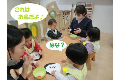 <span style='color:#ff7a7a;'>年明け</span>ということで…<br><span style='color:#ffbc7a;'>お正月遊び</span>の<br>『<span style='color:#ff38ff;'>福笑い</span>』をみんなでしました<span style='color:#00ff7f;'>(^^♪</span><br><br>先生が糊をつけて<br>「これが<span style='color:#ff7abc;'>鼻</span>だよ」「これは<span style='color:#ffbc7a;'>目</span>だよ」と<br>渡すと<span style='color:#ffbc7a;'>思い思いの場所</span>に<span style='color:#7a7aff;'>ペタペタ</span>と<br>貼っていく<span style='color:#7affff;'>子どもたち</span>！<br>