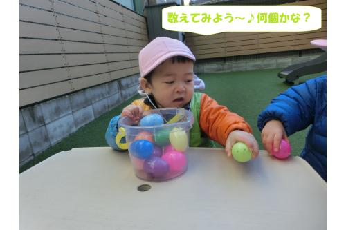 数を数えるのもお手の物!<br><br>たくさんのたまごを集めて<br><span style='color:#00ff00;'>「1・2・3…」</span>と<br>数を数えています<span style='color:#ffff00;'>★</span><br>10以上を数えられる<br>お友だちも!<br><br>すみっこに落ちているものも<br>しっかりと見つけて<br><span style='color:#7f00ff;'>「こんなところにもある!」</span>と<br>教えてくれます(^^♪<br>