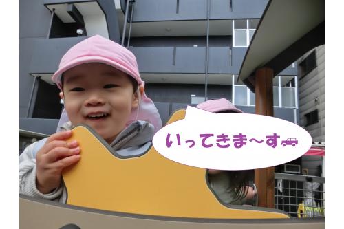 滑り台のハンドルも<br>大人気で<span style='color:#ff7f00;'>「順番にしよ~!</span>」と<br>くるくる回しています<span style='color:#ffff00;'>★</span><br><span style='color:#0000ff;'>バス</span>に変身したり<span style='color:#00ff00;'>船</span>に変身したりと<br>大忙しです!<br>
