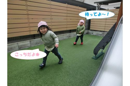 そして最近楽しんでいるのが<br><span style='color:#7f00ff;'>「しっぽとり」</span><br><span style='color:#00ff00;'>「待ってよ~!」</span>と追いかけるのがたのしいようで<br>たくさん走って体もぽかぽか<span style='color:#7f00ff;'>(^^♪</span>