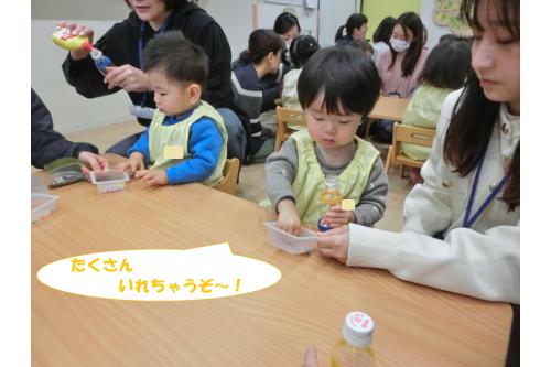 <span style='color:#ff007f;'>ビーズ</span>を入れて<span style='color:#ff7f00;'>楽器</span>を<br>作りました♪<br>