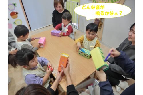 うさぎチームは早速<br>どんな音が鳴るか試してみました!<br><br><span style='color:#7f00ff;'>「ここ持てばいいかも!」</span><br><span style='color:#00ff00;'>「これ何かの音に似てない?」</span><br>と保護者の方やお友だちとの<br>会話も楽しみました<span style='color:#ffff00;'>★</span>