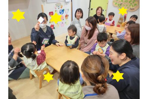 りすチームは<span style='color:#00ff00;'>上手に手首を<br>使って</span>音を鳴らしてくれました<span style='color:#007fff;'>(^^♪</span><br>お家に持って帰ってからも<br><span style='color:#ff7f00;'>じゃーん</span>と披露してくれるぐらい<br>気に入ってくれたようです<span style='color:#ff007f;'>♡</span>