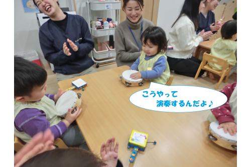 手作り楽器だけでなく<br>日ごろ使っている<br><span style='color:#7f00ff;'>「鈴」</span><span style='color:#00ff00;'>「タンバリン」</span><span style='color:#ff7f00;'>「カスタネット」</span>も<br>披露してくれました!<br><br><span style='color:#00ff00;'>シャンシャン</span>とかわいい音を<br>たくさん鳴らそうと体にも力が<br>入ってしまう姿がかわいいです<span style='color:#00ffff;'>♪</span>
