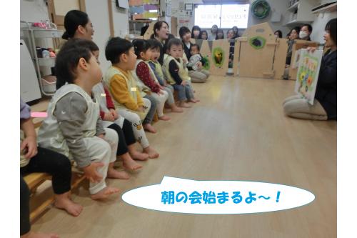 朝の会から見てもらいました<span style='color:#ff00ff;'>(^^♪</span><br>たくさんの保護者の方に<br><span style='color:#ff7f00;'>やる気満々</span>のお友だちや<br>お母さんのところに行きたくて<br><span style='color:#0000ff;'>少し涙…</span>のお友だちなど<br>反応も様々。<br>