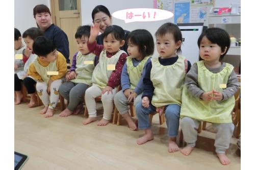 <span style='color:#00ff00;'>見ててね!</span>とやる気満々の<br>お友だちは名前を呼ばれると<br><span style='color:#ff7f00;'>「はい!」</span>と元気よく<br>お返事を聞かせてくれました<span style='color:#00ffff;'>♪</span>