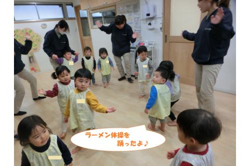 みんなだいすき<span style='color:#ff7f00;'>「ラーメン体操」</span>では<br>涙も止まり踊っている姿を<br>見せてくれました<span style='color:#007fff;'>♪</span><br><span style='color:#7f00ff;'>キレキレのダンス</span>に<br>思わず笑いも(笑)<br>