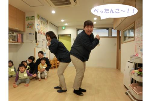 ふれあいあそび「<span style='color:#ff007f;'>ひっつきもっつき」</span><br>まずは先生たちの<span style='color:#7f00ff;'>見本</span>を<br>見てもらいました<span style='color:#007fff;'>(^^♪</span><br>先生たちの見本を見て<br><span style='color:#ff007f;'>「あはは~!」</span>と笑う子どもたちも(笑)<br>