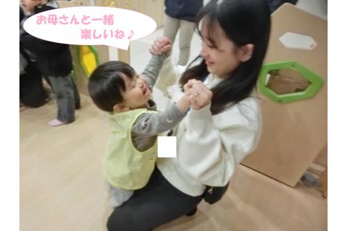 保護者の方とも実際に<br>楽しんでみました!<br><br><span style='color:#ff007f;'>「おでこ」</span>や<span style='color:#ff7f00;'>「おなか」</span>を<br>くっつけるのがたのしかったのか<br><span style='color:#00ff00;'>「もう一回しよ~!」</span>と<br>2回行いました<span style='color:#00ffff;'>♪</span>