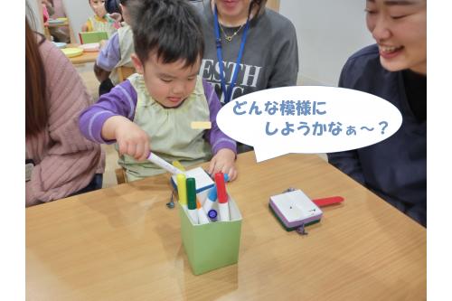 続いて手作り楽器作り<span style='color:#ffff00;'>★</span><br>ペンで模様を描いたり…<br>