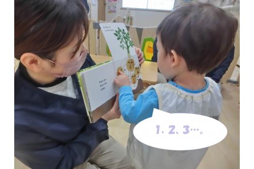 <span style='color:#7a7aff;'>絵本</span>の中に出てくる、<span style='color:#7aff7a;'>野菜</span>の<span style='color:#ff7abc;'>数</span>を数えてくれたり…<br><br>どんな<span style='color:#ff7a7a;'>表情</span>をしているのか、<span style='color:#ffbc7a;'>何色</span>なのか先生が聞くと<br>教えてくれました<span style='color:#2d96ff;'>(^▽^)/</span>