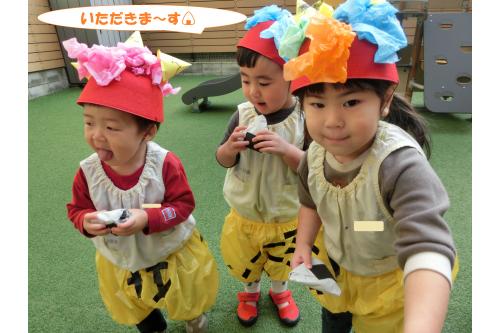 鬼さんにお貰ったおにぎりを<br>早速<span style='color:#007fff;'>ぱくり</span><span style='color:#ff00ff;'>♡</span><br><span style='color:#00ff00;'>「おいしい~!」</span><br><span style='color:#ff7f00;'>「鮭おにぎりだった!」</span><br><span style='color:#ff007f;'>「イクラが入っていたよ」</span><br>とうれしそうに教えてくれました。<br><br>最後は笑顔で鬼を見送ることもでき<br>とっても楽しい<span style='color:#00ff00;'>節分</span>になりました!<br><br>厄除けをしたのでこれで一年<br>みんなが<span style='color:#7f00ff;'>健康</span>で過ごせると思います<span style='color:#ff007f;'>♪</span><br>また、次回のブログもお楽しみに<span style='color:#ffff00;'>★</span>