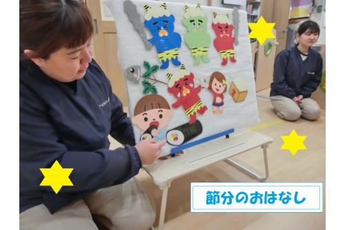 まずは<span style='color:#7f00ff;'>節分ってなあに?</span>というお話から<br>スタートしました<span style='color:#ff007f;'>(^^♪</span><br>みんなの心の中にいる<br><span style='color:#007fff;'>泣き虫鬼</span>や<span style='color:#ff0000;'>怒りんぼ鬼</span>、<span style='color:#00ff00;'>いやいや鬼</span>を<br>やっつけよう!というお話を聞くと<br>思わず<span style='color:#ff007f;'>服の中</span>を覗き込んでいた<br>子ども達です(笑)<br>