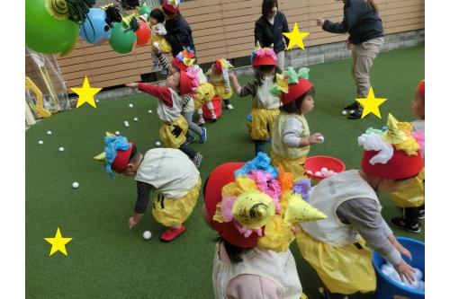 風船鬼は<span style='color:#7f00ff;'>「怖くない!」</span>と<br>どんどん<span style='color:#00ff00;'>ボールを当てて</span>やっつけてくれました!<br><br>もちろん<span style='color:#ff7f00;'>「鬼は外!福は内!」</span>の<br>掛け声もバッチリ<span style='color:#ffff00;'>★</span>