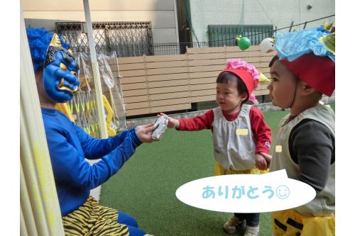 たのしく豆まきをしていると<br><span style='color:#0000ff;'>「ドンドンドン!」</span>扉から音が…<br><br>なんと<span style='color:#00ff00;'>本物の鬼</span>が登場!<br><br>しかし鬼はなぜか<span style='color:#ff007f;'>おにぎり</span>を<br>配りだしました。<br>