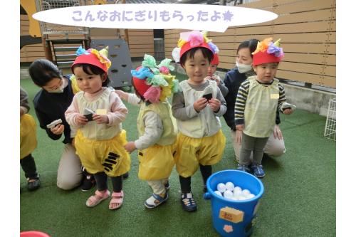 1人で行ったりお友だちや先生と<br>手をつないで<span style='color:#ff7f00;'>おにぎり</span>を<br>もらった子ども達。<br><br>少し怖いかも…という顔をしていましたが<br>泣くことはなく<span style='color:#7f00ff;'>「ありがとう!」</span>も<br>言えました<span style='color:#ff007f;'>♪♪</span>