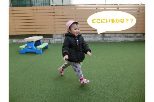 「<span style='color:#ff42a0;'>どこかな</span><span style='color:#ff60ff;'>?</span>」と<br>園庭内を<span style='color:#6bb5ff;'>キョロキョロ</span>しながら<br>探し回り・・・<br>