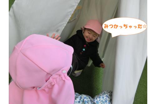 「<span style='color:#66ffff;'>あっはっは</span>」と<br>大きな<span style='color:#ff75ff;'>笑い声</span>が園庭に広がっていました✨<br><br>オニさんも<br>友だちの姿を見つけると、<br>「<span style='color:#75ff75;'>みーつけた</span><span style='color:#7aff7a;'>!!</span>」<br>「<span style='color:#7affff;'>いたよー</span><span style='color:#7a7aff;'>!!</span>」と嬉しそうに大声で指差していました<span style='color:#baff75;'>(^^♪</span><br><br>オニ役・隠れる役を交代しながら<br>とても楽しそうに<span style='color:#4242ff;'>寒さなんて気にせず</span>に<br>夢中になって遊んでいましたよ<span style='color:#ff9e3d;'>!</span><br><br>これからも、様々な集団遊びを通して<br>友だちと関わることの<span style='color:#ff5656;'>喜び</span>や<span style='color:#ff4ca5;'>楽しさ</span>を<br>感じていってほしいと思います<span style='color:#6bffff;'>♪</span><br><br>次回のブログもお楽しみに<span style='color:#ffff00;'>★</span>