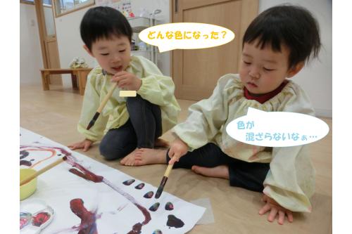 今回はパレットに<span style='color:#ff0000;'>赤</span>、<span style='color:#ffff00;'>黄</span>、<span style='color:#0000ff;'>青</span>の三原色と<br>白の絵の具を出して<span style='color:#7f00ff;'>混</span><span style='color:#ff7f00;'>色</span>に挑戦！<br><br><span style='color:#ff007f;'>「全部混ぜてみる！」</span><br>「<span style='color:#ffff00;'>黄色</span>と<span style='color:#0000ff;'>青</span>色は何色になる？」と<br>実験のように混ぜてみました<span style='color:#007fff;'>♪</span><br>しっかり混ぜ切る前に紙に描くと<br>きれいな<span style='color:#ff007f;'>グ</span><span style='color:#7f00ff;'>ラ</span><span style='color:#0000ff;'>デ</span><span style='color:#007fff;'>ー</span><span style='color:#00ff00;'>シ</span><span style='color:#ff7f00;'>ョ</span><span style='color:#ffbf7f;'>ン</span><span style='color:#ffff00;'>★</span><br><span style='color:#ff7f00;'>「混ぜ混ぜできないの～」</span>とある子がいうと<br><span style='color:#7f00ff;'>「混ざってなくてもきれいじゃない？」</span><br>なんてお友だちが言ってくれて<br>ほっこりな会話も聞こえてきました。<br>