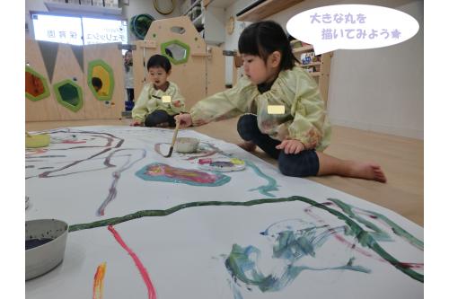 今回は<span style='color:#00ff00;'>大きな紙</span>を用意しました<span style='color:#ffff00;'>★</span><br>今までは<span style='color:#ff007f;'>塗りつぶす</span>や<span style='color:#7f00ff;'>とにかく描く！</span><br>という姿が多かったうさぎチーム。<br><br>今回は<span style='color:#0000ff;'>線路</span>や<span style='color:#00ff00;'>スイカ</span>など<br>自分で何を描くか考えて<br><span style='color:#ff007f;'>描き進めて</span>いました。<br><br>1人ひとり出来上がった色も違うので<br>子ども達の中でも判別しやすかったのか<br><span style='color:#0000ff;'>「これは何を描いたの？」</span>と<br>実際に描いたお友だちに<span style='color:#007fff;'>インタビュー</span>もしていました。<br>