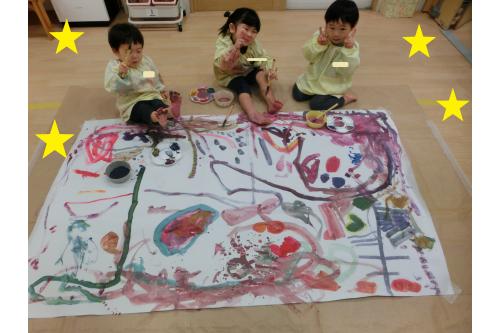今回<span style='color:#00ff00;'>完成</span>した作品はこちら！<br><br>とっても素敵な<span style='color:#ff007f;'>カ</span><span style='color:#007fff;'>ラ</span><span style='color:#ff7f00;'>フ</span><span style='color:#00ff00;'>ル</span>な絵が<br>完成しました✨<br><br><span style='color:#7f00ff;'>「みんなで描いたからできた！」</span>と<br>協力して完成したことに達成感を感じた様子でした<span style='color:#007fff;'>♪</span><br>また、次回のブログもお楽しみに<span style='color:#ffff00;'>★</span>