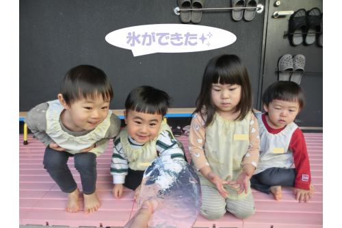 こんなに<span style='color:#ff7f00;'>立派な氷</span>が完成！<br><br>前日の夜は大阪でも<span style='color:#ff007f;'>雪が<br>ちらつく</span>ほどの寒さだったの<br>がよかったのかもしれないです<span style='color:#ff0000;'>♡</span>