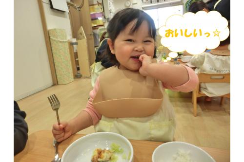 「<span style='color:#ff2d2d;'>美味しい～♡</span>」と<br>この表情(^O^)<br><br><span style='color:#ff66ff;'>好きなもの</span>はもちろん<br><span style='color:#6666ff;'>苦手な物</span>も<br>お友だち同士で<br>「<span style='color:#ffb266;'>すごーい</span>」と<br>励まし合いながら<br>頑張って挑戦している<br><span style='color:#ffad5b;'>りすチーム</span>です★<br><br>みんなで食べる給食の時間や<br>食べること自体が<span style='color:#ff60ff;'>楽しい</span>と<br>思えるように<br><span style='color:#ff6060;'>おいしいや楽しい</span>を<br>共有しながら<br>過ごしていきたいです<span style='color:#0fff87;'>♪</span><br><br>次回のブログもお楽しみに<span style='color:#ffa54c;'>★</span>