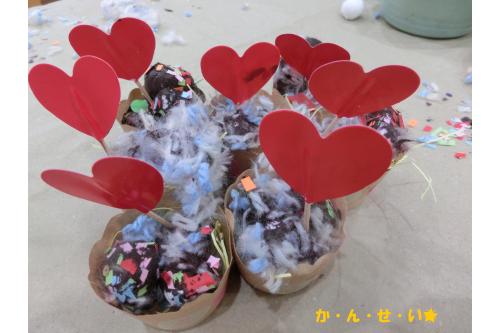 みんな違った<br><span style='color:#ff42a0;'>可愛いバレンタインチョコ製作</span>の<br>完成です<span style='color:#ffb56b;'>(*^^*)</span><br><br>早く<span style='color:#4c4cff;'>お父さん</span>や<span style='color:#ff3333;'>お母さん</span>にプレゼントしたい<br>気持ちで<span style='color:#ff4ca5;'>いっぱい</span>の子ども達でした<span style='color:#ffff00;'>♥</span><br><br>次回のブログもお楽しみに<span style='color:#ffff00;'>☆</span>