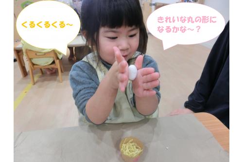 紙粘土をくるくる丸めて<br><span style='color:#bc7aff;'>トリュフ作り</span>に<span style='color:#ff6060;'>挑戦</span><span style='color:#ff2893;'>!!</span><br><br>先生の<span style='color:#66ffb2;'>真似</span>をしながら<br>両手で<span style='color:#70b7ff;'>くるくる</span>する姿や<br>